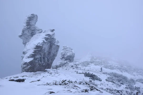 Ensam figur i vinter bergen på snöstorm — Stockfoto