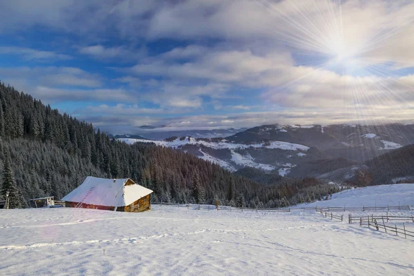 冬の晴れた朝に山の風景 — ストック写真