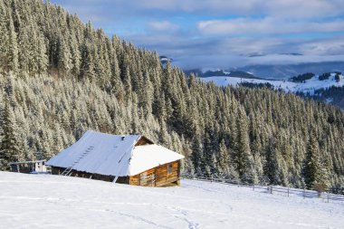 Kış dağlar güneşli sabahı manzara
