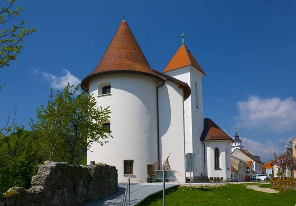 Antigua iglesia fortificada en la ciudad medieval de Kranj, Eslovenia — Foto de Stock