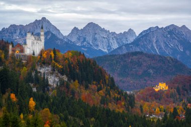 Neuschwanstein ve Hohenschwangau doğal görünümünü sonbahar günü