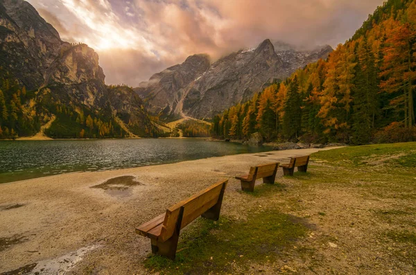 Scenic view of Braies Lake with benches on foreground — Stock Photo, Image