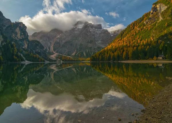 Scenic view of Braies Lake at autumn day — Stock Photo, Image
