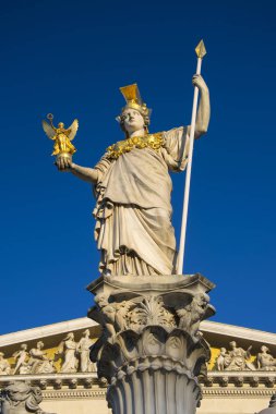 Pallas Athena heykeli yakınındaki Viyana'daki Avusturya Parlamentosu