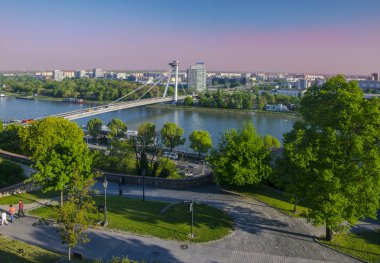 Gün batımında Bratislava, Slovakya Tuna Nehri üzerinde yeni köprü