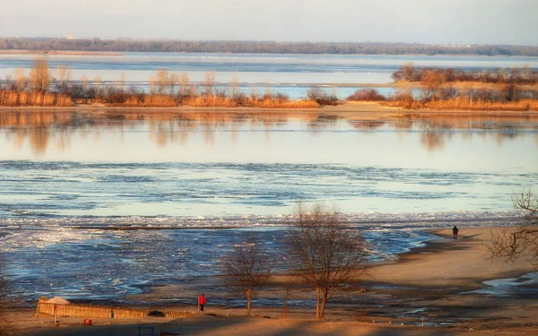 Vista panorámica del río a principios de primavera — Foto de Stock