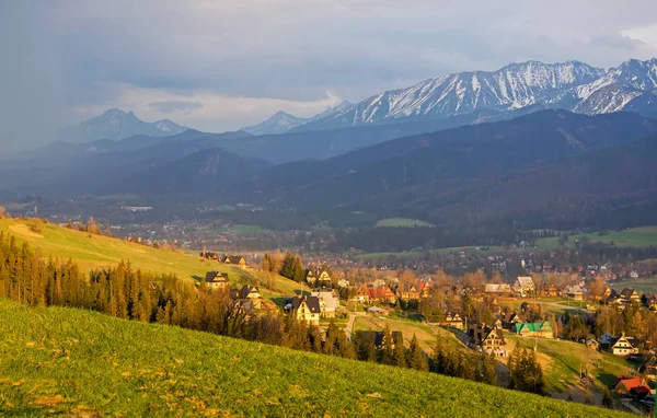 Malerischer Blick auf koscielisko Dorf mit einem Panorama der hohen Tatra im Hintergrund, Polen — Stockfoto