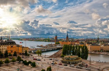 Gün batımında Gamla Stan - Old Town - ve Stockholm Slussen doğal havadan görünümü