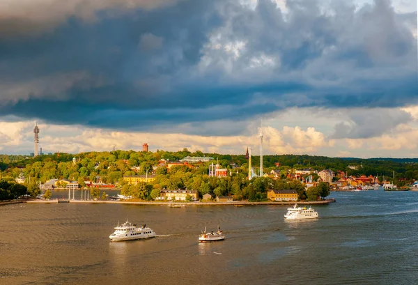 Barche da crociera stanno navigando sulla baia di mare a Stoccolma, Svezia — Foto Stock