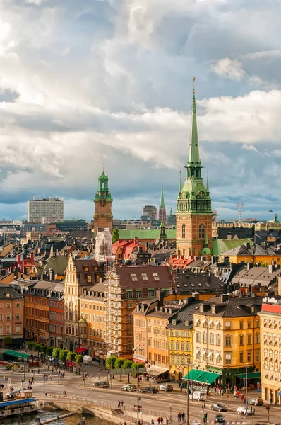 Doğal görünümüne çatılar Gamla stan ve Alman Church of Stockholm, İsveç