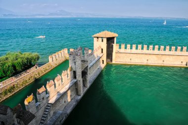 Sirmione, İtalya için Garda Gölü üzerinde kale duvarına