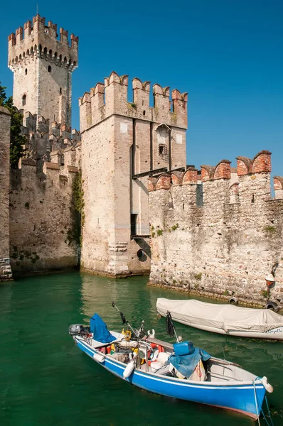 Barca da pesca vicino al castello sul lago di Garda a Sirmione — Foto Stock