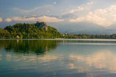 Rocktop Kalesi ve St. Martin Kilisesi ile Lake Bled
