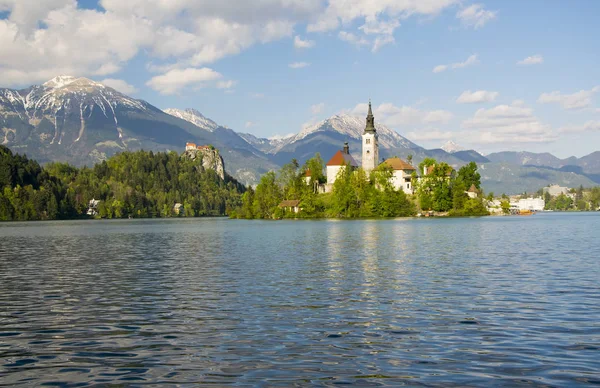 Pielgrzymka Kościoła i rocktop zamek z góry krajobraz tła, jezioro Bled, Słowenia — Zdjęcie stockowe