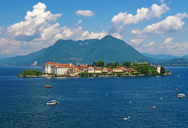 Schilderachtig uitzicht van Bella eiland op lake Maggiore, Italië — Stockfoto