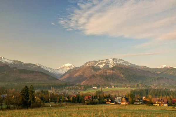 Malerischer Blick auf ein wunderschönes Tal in den Bergen mit hölzernen Bauernhausgebäuden — Stockfoto