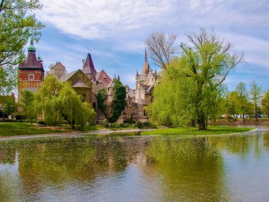 Vajdahunyad Castle doğal görünümünü ana Şehir Parkı, Budapeşte, mavi gökyüzü altında göle yansıyan