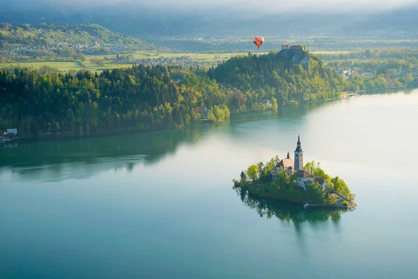 Flygfoto över Bledsjön på solig vårmorgon — Stockfoto