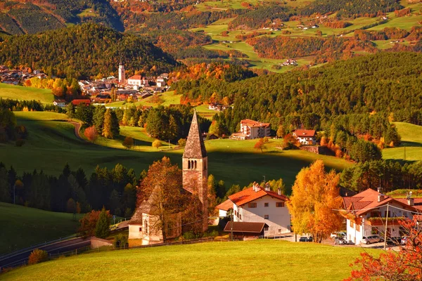 Iglesia tradicional del Tirol en el valle alpino en otoño día soleado — Foto de Stock