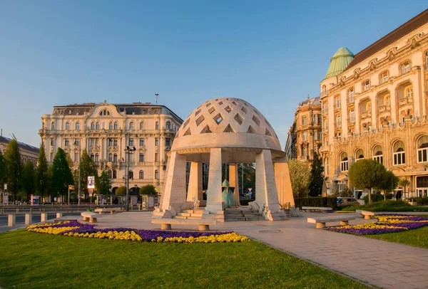 Szökőkút a Gellért tér, Budapest, Magyarország — Stock Fotó