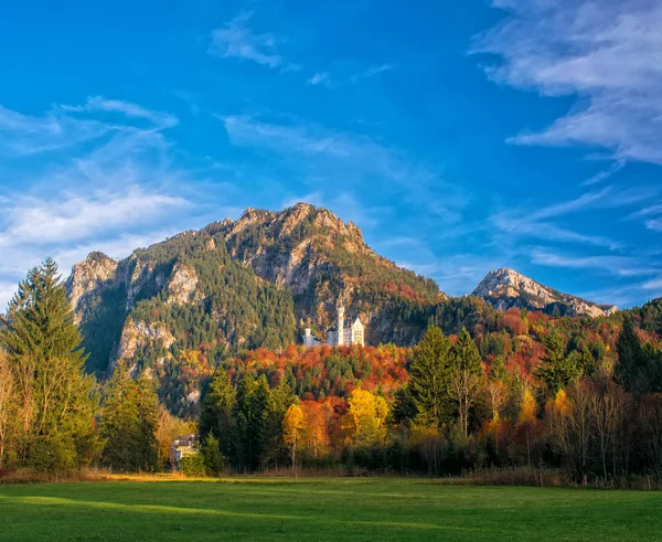 Traumhafte aussicht auf schloss neuschwanstein mit malerischem himmel und bunten bäumen bei herbstsonnigem tag, bayern, deutschland. — Stockfoto