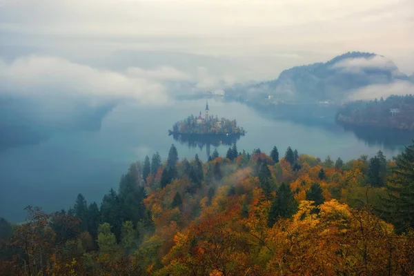 Vista incrível do Lago Bled na manhã de outono nebulosa — Fotografia de Stock