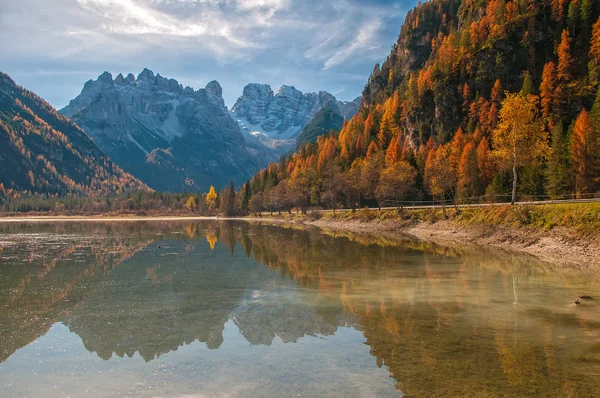 Hösten scenery sjön Landro i dolomit Alperna, Italien — Stockfoto