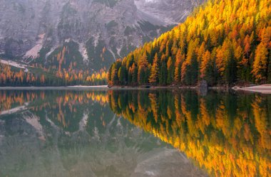 Sonbahar günü Braies Gölü'nün muhteşem manzaraya