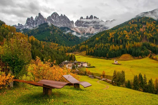 サンタ マッダレーナ村、南チロル、ドロミテ アルプス、イタリアの素晴らしい秋の景色. — ストック写真