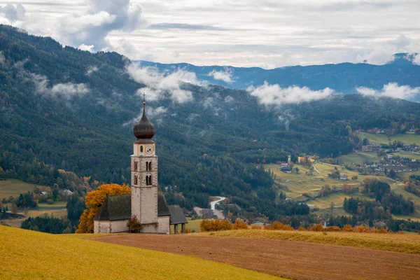 Iglesia tradicional del Tirol en las estribaciones de los Dolomitas en el fondo de la montaña rural — Foto de Stock