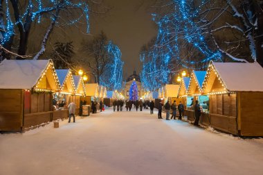 Noel şehir gece toplayan piyasa ile cadde süslemeleri