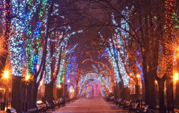 Şehir merkezinde sokak üzerinde Noel aydınlatma — Stok fotoğraf