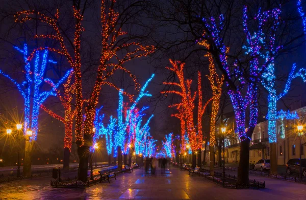 Şehir merkezinde sokak üzerinde Noel aydınlatma — Stok fotoğraf