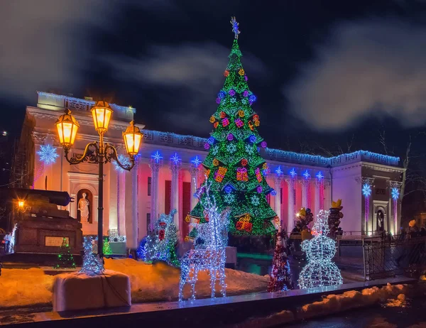 Işıklı Noel ağacına Şehir Meydanı — Stok fotoğraf