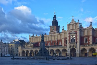 Main Market Square, Krakow, Polonya, sabah üzerinde Cloth Hall
