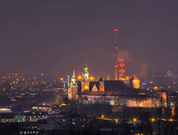 Wawel kasteel en elektriciteitscentrale leidingen bij nacht, Krakow, Polen — Stockfoto