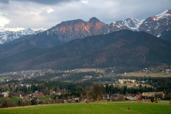Malerischer Blick auf koscielisko Dorf mit einem Panorama der hohen Tatra im Hintergrund, Polen — Stockfoto