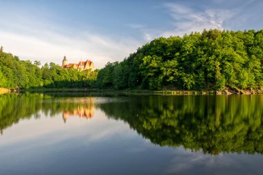 Czocha Kalesi ve orman göl'de güneşli yaz sabahı, aşağı Silezya, Polonya