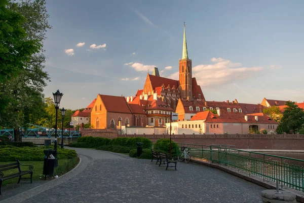 Vista panorámica de la iglesia de San Bartolomé en la isla Tumski a la luz del atardecer. Wroclaw, Polonia — Foto de Stock