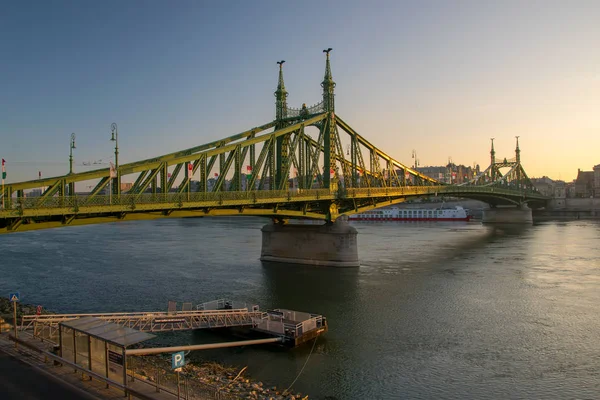 Malerischer Blick auf die Freiheitsbrücke bei Budapest — Stockfoto