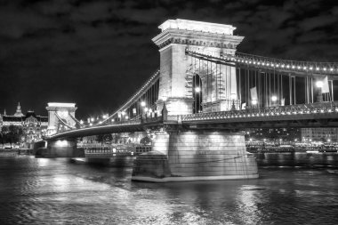 Budapeşte, Macaristan'da Chain Bridge doğal gece görünümü