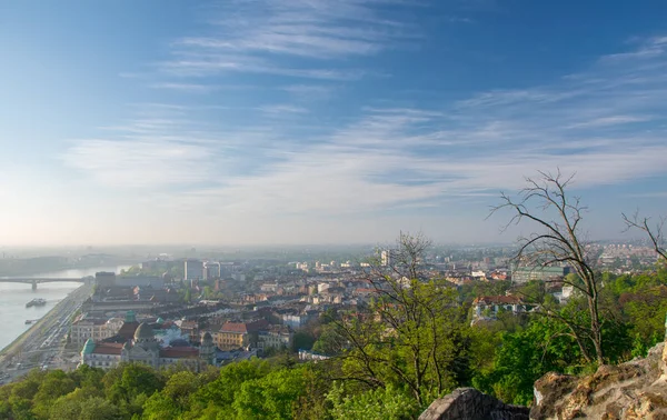 Vista panorámica del distrito Kelenfold desde el parque de la colina Gellert, Budapest, Hungría — Foto de Stock