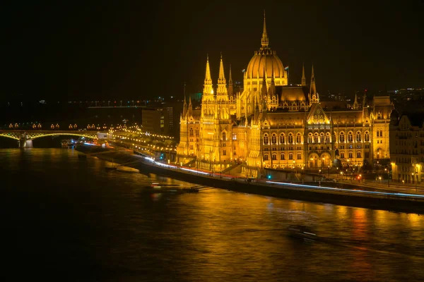 Festői éjszakai tájkép az Országház, Budapest, Magyarország. — Stock Fotó