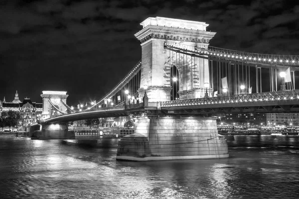 Budapeşte, Macaristan'da Chain Bridge doğal gece görünümü