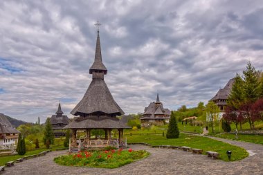 Clody bahar günü, Romanya Barsana Manastırı geleneksel Maramures ahşap mimarisi