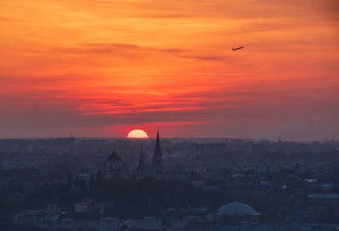 Ukrayna, Lviv şehrinde nefes kesen gün batımı. Uçak ufuktan kalkıyor.