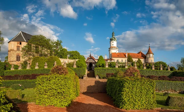 Замок Нове Мнесто над мету з садом, Чеська Республіка — стокове фото