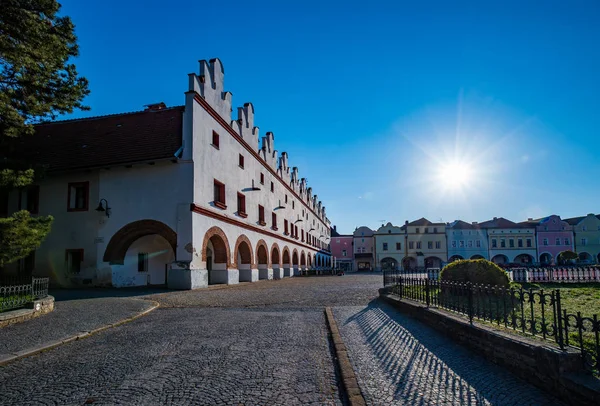 Живописный вид на здания эпохи Возрождения на площади Хусово, Нове-Место-над-Метуджи, Чехия — стоковое фото