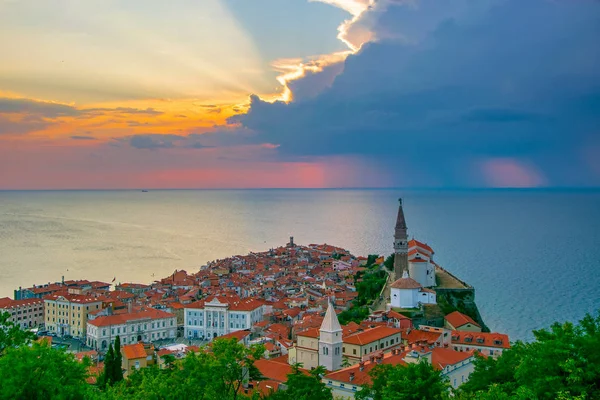 Romantico tramonto pittoresco sul centro storico di Pirano, Slovenia — Foto Stock