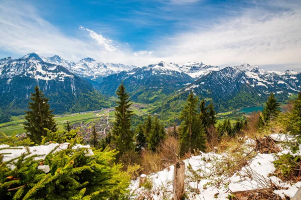 Čerstvý sníh na svahu Harder Kulm - oblíbený pohled na Interlaken, Švýcarské Alpy, Švýcarsko — Stock fotografie